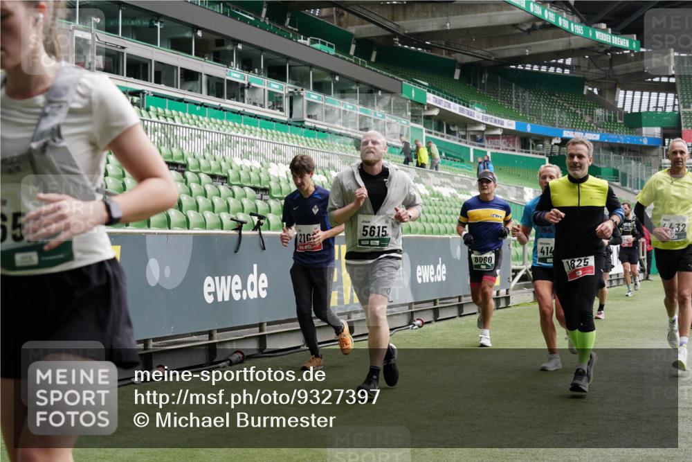05.10.2025 - 20. swb-Marathon Bremen Michael Burmester http://msf.ph/oto/9327397 05.10.2025 12:55:45 Laufen im Stadion 78, 240, 663, 760, 984, 1261, 1326, 1490, 1531, 1737, 1774, 1825, 1910, 1931, 2022, 2162, 2459, 2490, 2605, 2642, 2716, 2884, 2942, 3074, 3161, 3489, 3515, 3519, 3612, 3749, 3838, 3944, 4079, 4116, 4149, 4195, 4212, 4288, 4432, 4456, 4771, 4796, 4823, 4853, 5034, 5093, 5152, 5177, 5289, 5370, 5484, 5490, 5554, 5615, 5691, 5719, 5833, 5907, 6048, 6106, 6276, 6441, 6515, 6527, 6570, 6615, 6649, 6744, 6797, 6820, 6937, 8060, 8144, 8222, 82, 104, 124, 169 meine-sportfotos.de