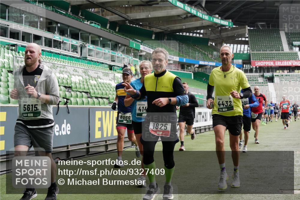 05.10.2025 - 20. swb-Marathon Bremen Michael Burmester http://msf.ph/oto/9327409 05.10.2025 12:55:46 Laufen im Stadion 78, 240, 325, 663, 760, 984, 1261, 1326, 1490, 1531, 1737, 1774, 1825, 1910, 1931, 2022, 2162, 2459, 2490, 2605, 2716, 2884, 2942, 3074, 3161, 3489, 3515, 3519, 3612, 3749, 3838, 3944, 4052, 4079, 4116, 4149, 4195, 4212, 4288, 4432, 4456, 4771, 4796, 4823, 4853, 5034, 5093, 5152, 5177, 5289, 5370, 5484, 5490, 5554, 5615, 5691, 5719, 5833, 5907, 6048, 6106, 6276, 6441, 6515, 6527, 6570, 6615, 6649, 6744, 6797, 6820, 6937, 8060, 8144, 8222, 82, 104, 124, 169 meine-sportfotos.de