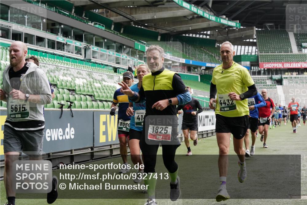 05.10.2025 - 20. swb-Marathon Bremen Michael Burmester http://msf.ph/oto/9327413 05.10.2025 12:55:46 Laufen im Stadion 78, 240, 325, 663, 760, 984, 1261, 1326, 1490, 1531, 1737, 1774, 1825, 1910, 1931, 2022, 2162, 2459, 2490, 2605, 2716, 2884, 2942, 3074, 3161, 3489, 3515, 3519, 3612, 3749, 3838, 3944, 4052, 4079, 4116, 4149, 4195, 4212, 4288, 4432, 4456, 4771, 4796, 4823, 4853, 5034, 5093, 5152, 5177, 5289, 5370, 5484, 5490, 5554, 5615, 5691, 5719, 5833, 5907, 6048, 6106, 6276, 6441, 6515, 6527, 6570, 6615, 6649, 6744, 6797, 6820, 6937, 8060, 8144, 8222, 82, 104, 124, 169 meine-sportfotos.de