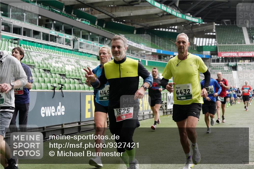 05.10.2025 - 20. swb-Marathon Bremen Michael Burmester http://msf.ph/oto/9327421 05.10.2025 12:55:46 Laufen im Stadion 78, 240, 325, 663, 760, 984, 1261, 1326, 1490, 1531, 1737, 1774, 1825, 1910, 1931, 2022, 2162, 2459, 2490, 2605, 2716, 2884, 2942, 3074, 3161, 3489, 3515, 3519, 3612, 3749, 3838, 3944, 4052, 4079, 4116, 4149, 4195, 4212, 4288, 4432, 4456, 4771, 4796, 4823, 4853, 5034, 5093, 5152, 5177, 5289, 5370, 5484, 5490, 5554, 5615, 5691, 5719, 5833, 5907, 6048, 6106, 6276, 6441, 6515, 6527, 6570, 6615, 6649, 6744, 6797, 6820, 6937, 8060, 8144, 8222, 82, 104, 124, 169 meine-sportfotos.de