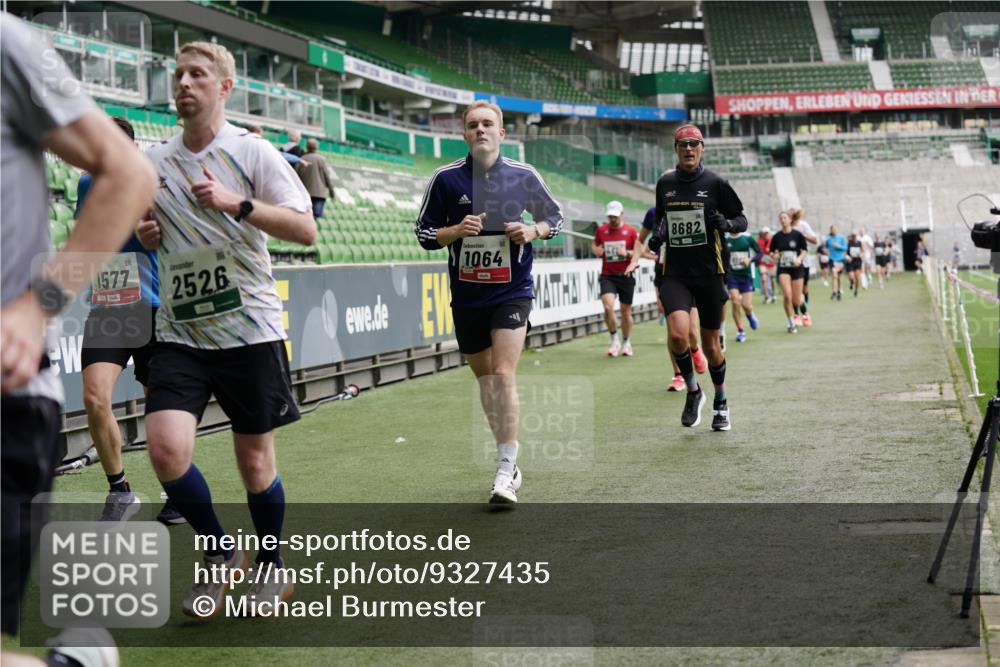 05.10.2025 - 20. swb-Marathon Bremen Michael Burmester http://msf.ph/oto/9327435 05.10.2025 12:51:20 Laufen im Stadion 122, 334, 503, 601, 688, 745, 750, 1037, 1064, 1120, 1166, 1314, 1450, 1499, 1577, 1689, 1701, 1748, 1909, 1911, 2059, 2279, 2283, 2350, 2447, 2493, 2526, 3267, 3419, 3608, 3661, 4032, 4104, 4260, 4654, 4687, 4962, 5551, 5817, 5838, 5910, 6066, 6210, 6252, 6401, 6477, 6775, 7713, 7723, 8066, 8083, 8682, 8740, 8780, 8995, 736, 745, 1025, 1033, 1044, 1166, 1359, 2381, 3228, 3291, 4366, 5184, 5418, 5564, 6681, 6717, 7493 meine-sportfotos.de