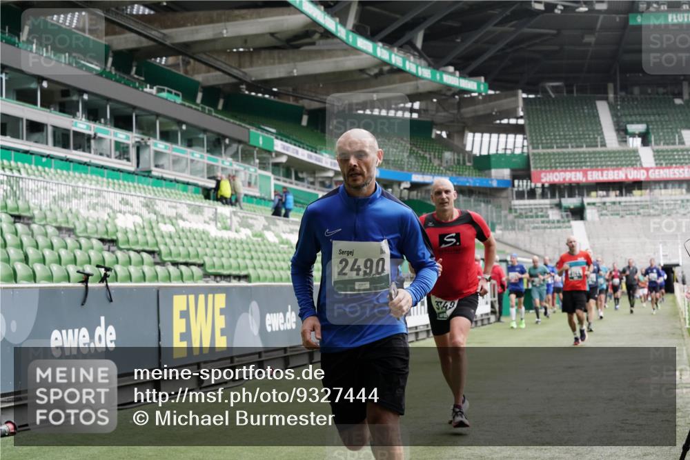 05.10.2025 - 20. swb-Marathon Bremen Michael Burmester http://msf.ph/oto/9327444 05.10.2025 12:55:49 Laufen im Stadion 78, 240, 325, 663, 760, 984, 989, 1261, 1326, 1490, 1531, 1737, 1774, 1825, 1910, 1931, 2022, 2134, 2162, 2459, 2490, 2605, 2716, 2884, 2942, 3074, 3161, 3489, 3515, 3519, 3612, 3749, 3838, 3944, 4052, 4079, 4116, 4149, 4195, 4212, 4288, 4432, 4456, 4771, 4796, 4823, 4853, 5034, 5093, 5152, 5177, 5289, 5370, 5484, 5490, 5554, 5615, 5691, 5719, 5833, 5907, 6048, 6070, 6106, 6276, 6441, 6515, 6527, 6570, 6615, 6649, 6744, 6797, 6820, 6937, 8060, 8144, 8222, 82, 124, 169 meine-sportfotos.de