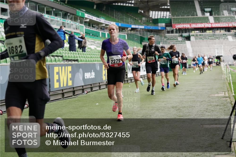05.10.2025 - 20. swb-Marathon Bremen Michael Burmester http://msf.ph/oto/9327455 05.10.2025 12:51:23 Laufen im Stadion 334, 503, 601, 750, 754, 914, 1037, 1064, 1120, 1314, 1450, 1499, 1577, 1689, 1701, 1748, 1909, 1911, 2059, 2279, 2283, 2350, 2447, 2493, 2526, 3267, 3419, 3608, 3661, 4032, 4104, 4260, 4652, 4654, 4687, 5551, 5817, 5838, 5910, 6066, 6210, 6252, 6401, 6477, 6775, 7713, 7723, 8066, 8083, 8682, 8740, 8780, 8995, 122, 688, 736, 745, 1025, 1033, 1044, 1166, 1359, 2381, 3291, 4366, 4962, 5184, 5418, 6681, 7493 meine-sportfotos.de