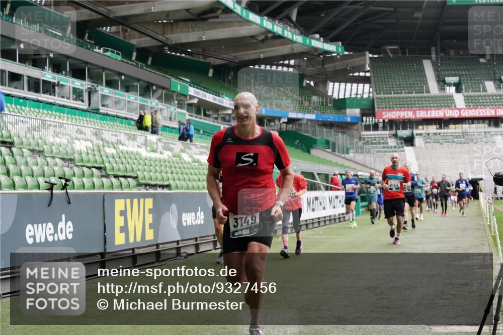 05.10.2025 - 20. swb-Marathon Bremen Michael Burmester http://msf.ph/oto/9327456 05.10.2025 12:55:50 Laufen im Stadion 78, 240, 325, 663, 760, 984, 989, 1261, 1326, 1490, 1531, 1737, 1774, 1825, 1910, 1931, 2022, 2134, 2149, 2162, 2459, 2490, 2605, 2716, 2884, 2942, 3074, 3161, 3489, 3515, 3519, 3612, 3749, 3838, 3944, 4052, 4079, 4116, 4149, 4195, 4212, 4288, 4432, 4456, 4771, 4796, 4823, 4853, 5034, 5093, 5152, 5177, 5289, 5370, 5484, 5490, 5554, 5615, 5691, 5719, 5833, 5907, 6048, 6070, 6106, 6276, 6441, 6515, 6527, 6570, 6615, 6649, 6744, 6797, 6820, 6937, 8060, 8144, 8222, 82, 124, 169 meine-sportfotos.de