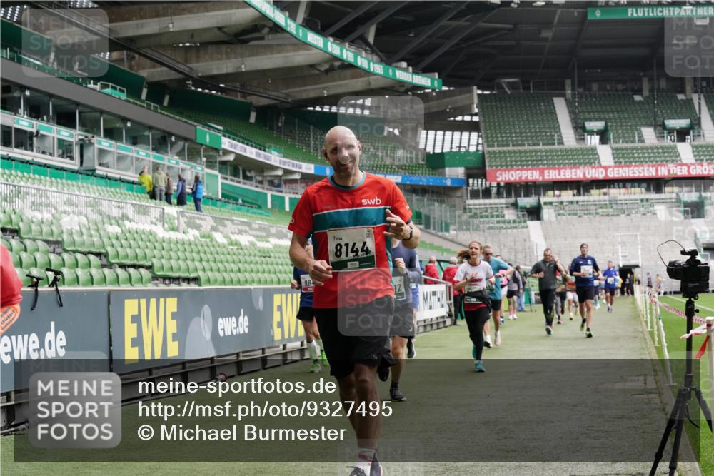 05.10.2025 - 20. swb-Marathon Bremen Michael Burmester http://msf.ph/oto/9327495 05.10.2025 12:55:54 Laufen im Stadion 78, 240, 325, 760, 830, 901, 984, 989, 1261, 1326, 1490, 1531, 1774, 1825, 1910, 1931, 2022, 2134, 2149, 2162, 2459, 2490, 2605, 2716, 2884, 2942, 3074, 3161, 3489, 3515, 3519, 3612, 3749, 3838, 3944, 4052, 4079, 4116, 4149, 4195, 4212, 4288, 4432, 4456, 4485, 4796, 4823, 4853, 5093, 5152, 5177, 5289, 5370, 5484, 5490, 5554, 5615, 5691, 5719, 5833, 5907, 6048, 6070, 6106, 6276, 6441, 6515, 6570, 6615, 6689, 6744, 6797, 6820, 6937, 8060, 8144, 8222, 124, 169, 6527 meine-sportfotos.de