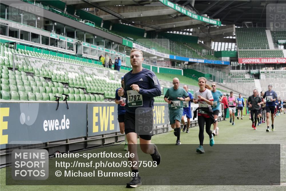 05.10.2025 - 20. swb-Marathon Bremen Michael Burmester http://msf.ph/oto/9327503 05.10.2025 12:55:55 Laufen im Stadion 78, 240, 325, 760, 830, 901, 984, 989, 1261, 1326, 1490, 1531, 1774, 1825, 1910, 1931, 2022, 2134, 2149, 2162, 2459, 2490, 2605, 2716, 2884, 2942, 3074, 3161, 3489, 3515, 3519, 3612, 3749, 3838, 3944, 4052, 4079, 4116, 4149, 4195, 4212, 4288, 4432, 4456, 4485, 4796, 4823, 4853, 5093, 5152, 5177, 5289, 5370, 5484, 5490, 5554, 5615, 5691, 5719, 5833, 5907, 6048, 6070, 6106, 6276, 6441, 6515, 6570, 6615, 6689, 6744, 6797, 6820, 6937, 8060, 8144, 8222, 124, 169, 6527 meine-sportfotos.de