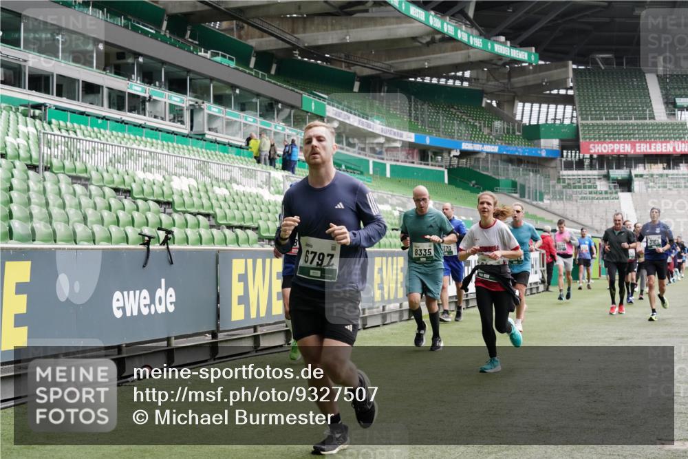 05.10.2025 - 20. swb-Marathon Bremen Michael Burmester http://msf.ph/oto/9327507 05.10.2025 12:55:55 Laufen im Stadion 78, 240, 325, 760, 830, 901, 984, 989, 1261, 1326, 1490, 1531, 1774, 1825, 1910, 1931, 2022, 2134, 2149, 2162, 2459, 2490, 2605, 2716, 2884, 2942, 3074, 3161, 3489, 3515, 3519, 3612, 3749, 3838, 3944, 4052, 4079, 4116, 4149, 4195, 4212, 4288, 4432, 4456, 4485, 4796, 4823, 4853, 5093, 5152, 5177, 5289, 5370, 5484, 5490, 5554, 5615, 5691, 5719, 5833, 5907, 6048, 6070, 6106, 6276, 6441, 6515, 6570, 6615, 6689, 6744, 6797, 6820, 6937, 8060, 8144, 8222, 124, 169, 6527 meine-sportfotos.de