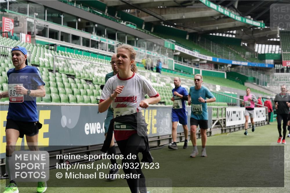 05.10.2025 - 20. swb-Marathon Bremen Michael Burmester http://msf.ph/oto/9327523 05.10.2025 12:55:58 Laufen im Stadion 78, 240, 325, 760, 830, 901, 984, 989, 1261, 1326, 1490, 1531, 1774, 1825, 1910, 1931, 2134, 2149, 2162, 2459, 2490, 2605, 2716, 2884, 2942, 3074, 3161, 3489, 3515, 3519, 3612, 3749, 3838, 3944, 4052, 4079, 4116, 4149, 4195, 4212, 4288, 4432, 4456, 4485, 4796, 4853, 5093, 5152, 5177, 5289, 5370, 5484, 5490, 5554, 5615, 5691, 5719, 5833, 5907, 6048, 6070, 6106, 6276, 6441, 6515, 6570, 6615, 6689, 6744, 6797, 6820, 6937, 8060, 8144, 8222, 6527 meine-sportfotos.de