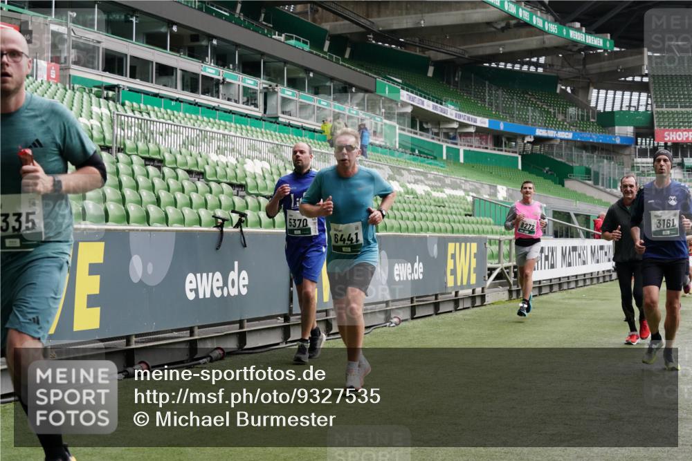 05.10.2025 - 20. swb-Marathon Bremen Michael Burmester http://msf.ph/oto/9327535 05.10.2025 12:55:59 Laufen im Stadion 78, 240, 325, 760, 830, 901, 984, 989, 1261, 1326, 1490, 1531, 1774, 1825, 1910, 1931, 2134, 2149, 2162, 2459, 2490, 2605, 2716, 2884, 2942, 3074, 3161, 3489, 3515, 3519, 3612, 3749, 3838, 3944, 4052, 4079, 4116, 4149, 4195, 4212, 4288, 4432, 4456, 4485, 4796, 4853, 5093, 5152, 5177, 5289, 5370, 5484, 5490, 5554, 5615, 5691, 5719, 5833, 5907, 6048, 6070, 6106, 6276, 6441, 6515, 6570, 6615, 6689, 6744, 6797, 6820, 6937, 7920, 8060, 8144, 8222, 6527 meine-sportfotos.de
