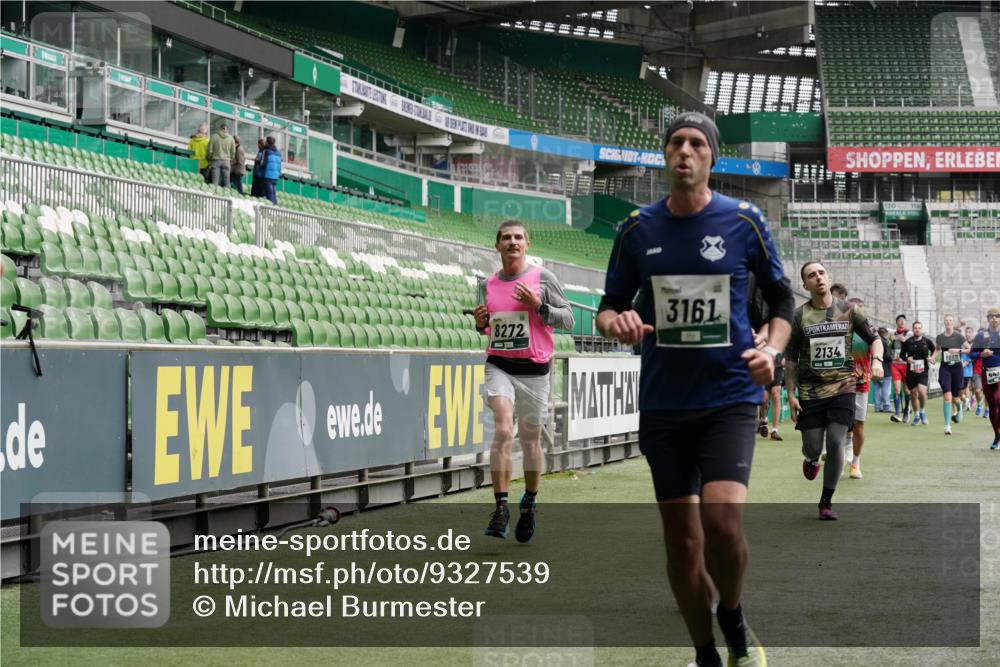 05.10.2025 - 20. swb-Marathon Bremen Michael Burmester http://msf.ph/oto/9327539 05.10.2025 12:56:00 Laufen im Stadion 78, 240, 325, 760, 830, 901, 984, 989, 1261, 1326, 1490, 1531, 1774, 1825, 1910, 1931, 2134, 2149, 2162, 2459, 2490, 2605, 2716, 2884, 2942, 3074, 3161, 3515, 3519, 3612, 3749, 3838, 3944, 4052, 4079, 4116, 4149, 4195, 4212, 4288, 4432, 4456, 4485, 4796, 4853, 5093, 5152, 5177, 5289, 5370, 5469, 5484, 5490, 5554, 5615, 5691, 5719, 5833, 5907, 6048, 6070, 6106, 6176, 6276, 6441, 6515, 6570, 6615, 6689, 6744, 6797, 6820, 6937, 7292, 7920, 8060, 8144, 8222, 6527 meine-sportfotos.de