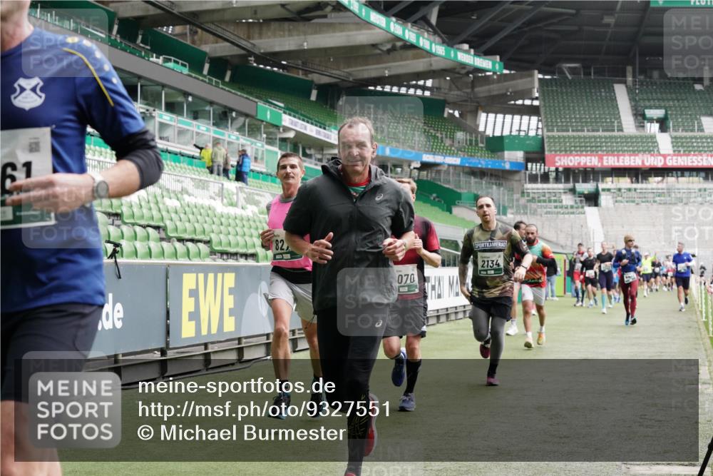 05.10.2025 - 20. swb-Marathon Bremen Michael Burmester http://msf.ph/oto/9327551 05.10.2025 12:56:01 Laufen im Stadion 78, 240, 325, 760, 830, 901, 984, 989, 1261, 1326, 1490, 1531, 1774, 1825, 1910, 1931, 2134, 2149, 2162, 2459, 2490, 2605, 2716, 2884, 2942, 3074, 3161, 3515, 3519, 3612, 3749, 3838, 3944, 4052, 4079, 4116, 4149, 4195, 4212, 4288, 4432, 4456, 4485, 4796, 4853, 5093, 5152, 5177, 5289, 5370, 5469, 5484, 5490, 5554, 5615, 5691, 5719, 5833, 5907, 6048, 6070, 6106, 6176, 6276, 6441, 6515, 6570, 6615, 6689, 6744, 6797, 6820, 6937, 7292, 7920, 8060, 8144, 8222, 6527 meine-sportfotos.de