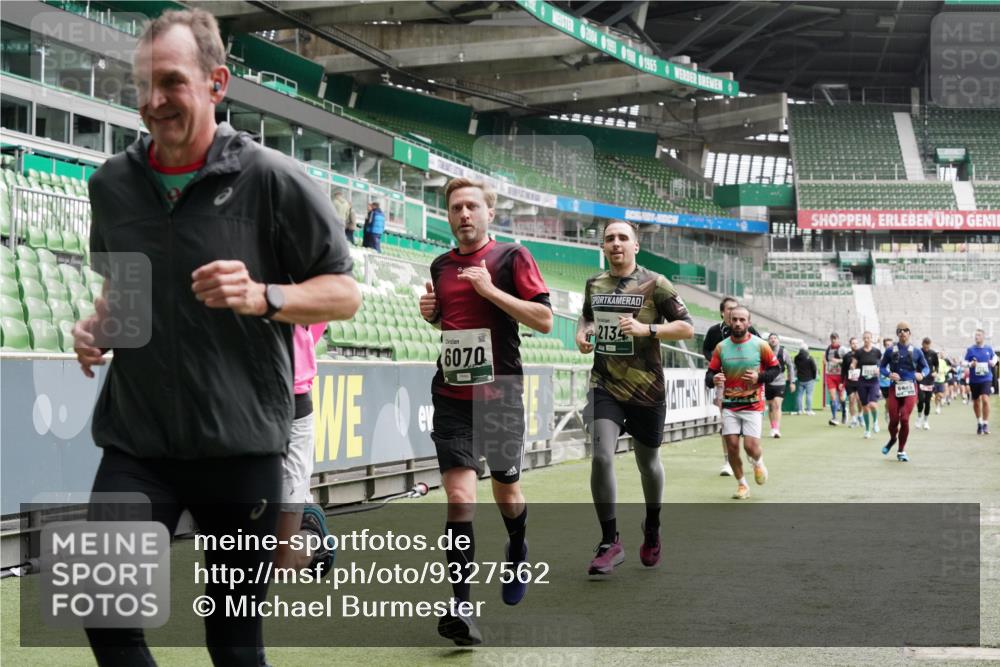 05.10.2025 - 20. swb-Marathon Bremen Michael Burmester http://msf.ph/oto/9327562 05.10.2025 12:56:02 Laufen im Stadion 78, 240, 325, 760, 830, 901, 984, 989, 1261, 1326, 1490, 1531, 1774, 1825, 1910, 1931, 2134, 2149, 2162, 2438, 2459, 2490, 2605, 2716, 2884, 2942, 3074, 3161, 3515, 3519, 3612, 3749, 3838, 3944, 4052, 4079, 4116, 4149, 4195, 4212, 4288, 4432, 4456, 4485, 4796, 4853, 5093, 5152, 5289, 5370, 5469, 5484, 5490, 5554, 5615, 5691, 5719, 5833, 6048, 6070, 6106, 6176, 6276, 6441, 6515, 6570, 6615, 6689, 6744, 6797, 6820, 6937, 7292, 7920, 8060, 8144, 8222, 6527 meine-sportfotos.de