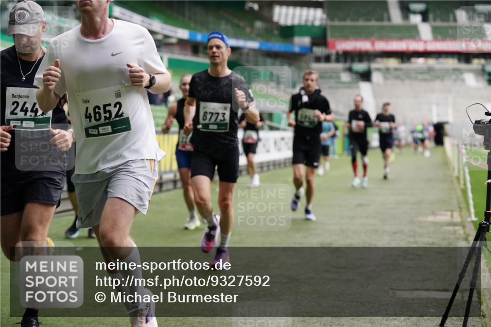 05.10.2025 - 20. swb-Marathon Bremen Michael Burmester http://msf.ph/oto/9327592 05.10.2025 12:51:35 Laufen im Stadion 334, 503, 601, 750, 754, 914, 1037, 1064, 1120, 1314, 1499, 1577, 1689, 1701, 1748, 1909, 1911, 1926, 2279, 2283, 2350, 2447, 2493, 2526, 3178, 3267, 3419, 3608, 3661, 4032, 4104, 4260, 4652, 4654, 4687, 4781, 5108, 5551, 5817, 5838, 5847, 5910, 6066, 6210, 6401, 6477, 6773, 6775, 7713, 7723, 8066, 8083, 8682, 8740, 8780, 122, 688, 745, 1166, 1450, 2059, 4962, 6252, 8995 meine-sportfotos.de