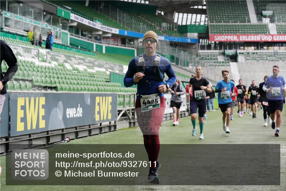 05.10.2025 - 20. swb-Marathon Bremen Michael Burmester http://msf.ph/oto/9327611 05.10.2025 12:56:07 Laufen im Stadion 78, 240, 325, 760, 830, 901, 984, 989, 1261, 1326, 1380, 1490, 1531, 1774, 1825, 1910, 1931, 2134, 2149, 2162, 2438, 2459, 2490, 2605, 2884, 2942, 3074, 3161, 3392, 3515, 3519, 3612, 3749, 3944, 4052, 4079, 4116, 4149, 4195, 4212, 4288, 4432, 4456, 4485, 4796, 4853, 5093, 5152, 5289, 5370, 5469, 5484, 5490, 5615, 5691, 5719, 6048, 6070, 6106, 6176, 6276, 6375, 6441, 6515, 6570, 6615, 6689, 6744, 6797, 6820, 6937, 7292, 7431, 7920, 8060, 8144, 8222, 6527 meine-sportfotos.de