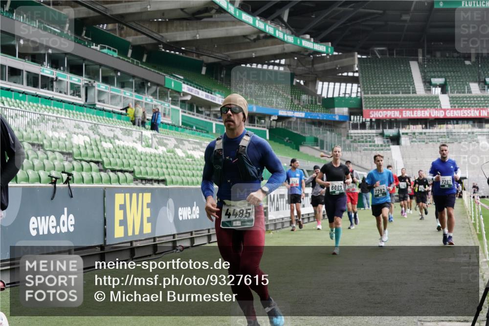 05.10.2025 - 20. swb-Marathon Bremen Michael Burmester http://msf.ph/oto/9327615 05.10.2025 12:56:07 Laufen im Stadion 78, 240, 325, 760, 830, 901, 984, 989, 1261, 1326, 1380, 1490, 1531, 1774, 1825, 1910, 1931, 2134, 2149, 2162, 2438, 2459, 2490, 2605, 2884, 2942, 3074, 3161, 3392, 3515, 3519, 3612, 3749, 3944, 4052, 4079, 4116, 4149, 4195, 4212, 4288, 4432, 4456, 4485, 4796, 4853, 5093, 5152, 5289, 5370, 5469, 5484, 5490, 5615, 5691, 5719, 6048, 6070, 6106, 6176, 6276, 6375, 6441, 6515, 6570, 6615, 6689, 6744, 6797, 6820, 6937, 7292, 7431, 7920, 8060, 8144, 8222, 6527 meine-sportfotos.de