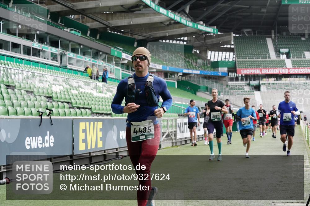 05.10.2025 - 20. swb-Marathon Bremen Michael Burmester http://msf.ph/oto/9327624 05.10.2025 12:56:07 Laufen im Stadion 78, 240, 325, 760, 830, 901, 984, 989, 1261, 1326, 1380, 1490, 1531, 1774, 1825, 1910, 1931, 2134, 2149, 2162, 2438, 2459, 2490, 2605, 2884, 2942, 3074, 3161, 3392, 3515, 3519, 3612, 3749, 3944, 4052, 4079, 4116, 4149, 4195, 4212, 4288, 4432, 4456, 4485, 4796, 4853, 5093, 5152, 5289, 5370, 5469, 5484, 5490, 5615, 5691, 5719, 6048, 6070, 6106, 6176, 6276, 6375, 6441, 6515, 6570, 6615, 6689, 6744, 6797, 6820, 6937, 7292, 7431, 7920, 8060, 8144, 8222, 6527 meine-sportfotos.de