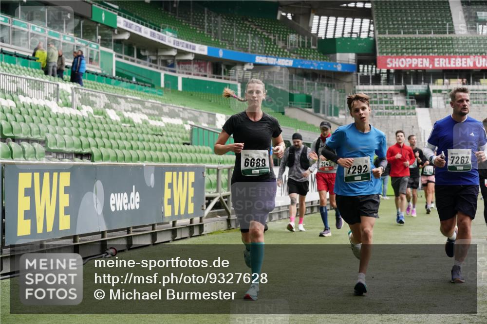 05.10.2025 - 20. swb-Marathon Bremen Michael Burmester http://msf.ph/oto/9327628 05.10.2025 12:56:09 Laufen im Stadion 78, 240, 325, 760, 830, 901, 984, 989, 1261, 1380, 1490, 1531, 1679, 1774, 1825, 1931, 2134, 2149, 2162, 2263, 2438, 2459, 2490, 2605, 2884, 2942, 3074, 3161, 3392, 3515, 3519, 3612, 3749, 3944, 4052, 4079, 4116, 4149, 4195, 4288, 4432, 4456, 4485, 4796, 4853, 5093, 5152, 5289, 5370, 5469, 5484, 5490, 5615, 5691, 5719, 6048, 6070, 6106, 6176, 6276, 6375, 6441, 6515, 6570, 6615, 6689, 6744, 6797, 6820, 6864, 6937, 7000, 7292, 7431, 7920, 8060, 8144, 8222, 6527 meine-sportfotos.de