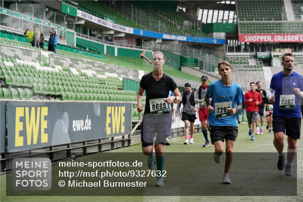05.10.2025 - 20. swb-Marathon Bremen Michael Burmester http://msf.ph/oto/9327632 05.10.2025 12:56:09 Laufen im Stadion 78, 240, 325, 760, 830, 901, 984, 989, 1261, 1380, 1490, 1531, 1679, 1774, 1825, 1931, 2134, 2149, 2162, 2263, 2438, 2459, 2490, 2605, 2884, 2942, 3074, 3161, 3392, 3515, 3519, 3612, 3749, 3944, 4052, 4079, 4116, 4149, 4195, 4288, 4432, 4456, 4485, 4796, 4853, 5093, 5152, 5289, 5370, 5469, 5484, 5490, 5615, 5691, 5719, 6048, 6070, 6106, 6176, 6276, 6375, 6441, 6515, 6570, 6615, 6689, 6744, 6797, 6820, 6864, 6937, 7000, 7292, 7431, 7920, 8060, 8144, 8222, 6527 meine-sportfotos.de