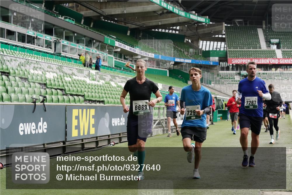 05.10.2025 - 20. swb-Marathon Bremen Michael Burmester http://msf.ph/oto/9327640 05.10.2025 12:56:10 Laufen im Stadion 78, 240, 325, 760, 830, 901, 984, 989, 1261, 1380, 1490, 1531, 1679, 1774, 1825, 1931, 2134, 2149, 2162, 2263, 2438, 2459, 2490, 2605, 2884, 2942, 3074, 3161, 3392, 3515, 3519, 3612, 3749, 3944, 3980, 4052, 4079, 4101, 4116, 4149, 4195, 4288, 4432, 4456, 4485, 4796, 4853, 5093, 5152, 5289, 5370, 5469, 5484, 5490, 5615, 5691, 5719, 6048, 6070, 6176, 6276, 6375, 6441, 6515, 6570, 6615, 6689, 6744, 6797, 6820, 6864, 6937, 7000, 7292, 7431, 7920, 8060, 8144, 8222, 6527 meine-sportfotos.de