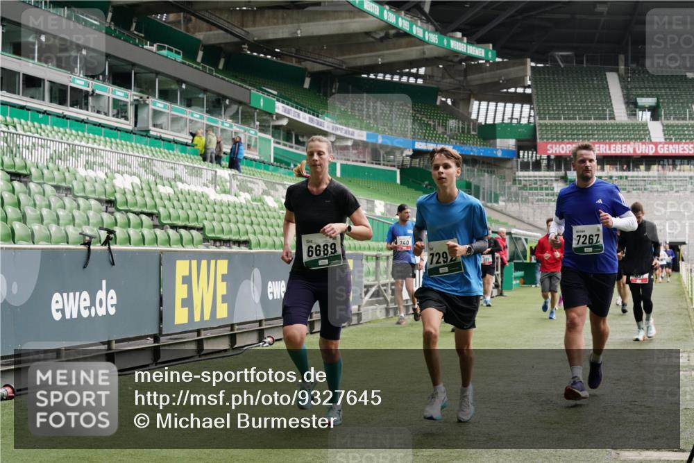 05.10.2025 - 20. swb-Marathon Bremen Michael Burmester http://msf.ph/oto/9327645 05.10.2025 12:56:10 Laufen im Stadion 78, 240, 325, 760, 830, 901, 984, 989, 1261, 1380, 1490, 1531, 1679, 1774, 1825, 1931, 2134, 2149, 2162, 2263, 2438, 2459, 2490, 2605, 2884, 2942, 3074, 3161, 3392, 3515, 3519, 3612, 3749, 3944, 3980, 4052, 4079, 4101, 4116, 4149, 4195, 4288, 4432, 4456, 4485, 4796, 4853, 5093, 5152, 5289, 5370, 5469, 5484, 5490, 5615, 5691, 5719, 6048, 6070, 6176, 6276, 6375, 6441, 6515, 6570, 6615, 6689, 6744, 6797, 6820, 6864, 6937, 7000, 7292, 7431, 7920, 8060, 8144, 8222, 6527 meine-sportfotos.de