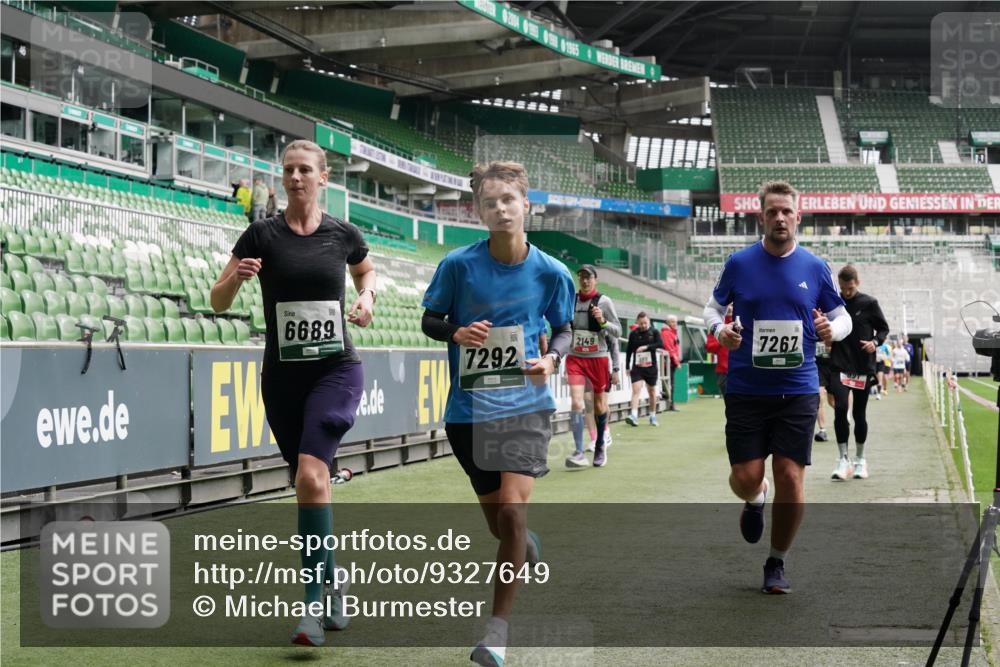 05.10.2025 - 20. swb-Marathon Bremen Michael Burmester http://msf.ph/oto/9327649 05.10.2025 12:56:10 Laufen im Stadion 78, 240, 325, 760, 830, 901, 984, 989, 1261, 1380, 1490, 1531, 1679, 1774, 1825, 1931, 2134, 2149, 2162, 2263, 2438, 2459, 2490, 2605, 2884, 2942, 3074, 3161, 3392, 3515, 3519, 3612, 3749, 3944, 3980, 4052, 4079, 4101, 4116, 4149, 4195, 4288, 4432, 4456, 4485, 4796, 4853, 5093, 5152, 5289, 5370, 5469, 5484, 5490, 5615, 5691, 5719, 6048, 6070, 6176, 6276, 6375, 6441, 6515, 6570, 6615, 6689, 6744, 6797, 6820, 6864, 6937, 7000, 7292, 7431, 7920, 8060, 8144, 8222, 6527 meine-sportfotos.de