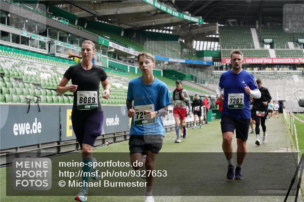 05.10.2025 - 20. swb-Marathon Bremen Michael Burmester http://msf.ph/oto/9327653 05.10.2025 12:56:10 Laufen im Stadion 78, 240, 325, 760, 830, 901, 984, 989, 1261, 1380, 1490, 1531, 1679, 1774, 1825, 1931, 2134, 2149, 2162, 2263, 2438, 2459, 2490, 2605, 2884, 2942, 3074, 3161, 3392, 3515, 3519, 3612, 3749, 3944, 3980, 4052, 4079, 4101, 4116, 4149, 4195, 4288, 4432, 4456, 4485, 4796, 4853, 5093, 5152, 5289, 5370, 5469, 5484, 5490, 5615, 5691, 5719, 6048, 6070, 6176, 6276, 6375, 6441, 6515, 6570, 6615, 6689, 6744, 6797, 6820, 6864, 6937, 7000, 7292, 7431, 7920, 8060, 8144, 8222, 6527 meine-sportfotos.de