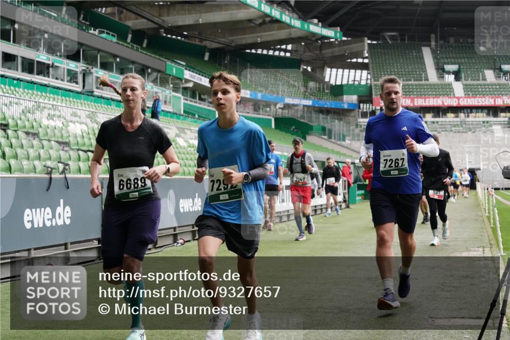 05.10.2025 - 20. swb-Marathon Bremen Michael Burmester http://msf.ph/oto/9327657 05.10.2025 12:56:10 Laufen im Stadion 78, 240, 325, 760, 830, 901, 984, 989, 1261, 1380, 1490, 1531, 1679, 1774, 1825, 1931, 2134, 2149, 2162, 2263, 2438, 2459, 2490, 2605, 2884, 2942, 3074, 3161, 3392, 3515, 3519, 3612, 3749, 3944, 3980, 4052, 4079, 4101, 4116, 4149, 4195, 4288, 4432, 4456, 4485, 4796, 4853, 5093, 5152, 5289, 5370, 5469, 5484, 5490, 5615, 5691, 5719, 6048, 6070, 6176, 6276, 6375, 6441, 6515, 6570, 6615, 6689, 6744, 6797, 6820, 6864, 6937, 7000, 7292, 7431, 7920, 8060, 8144, 8222, 6527 meine-sportfotos.de