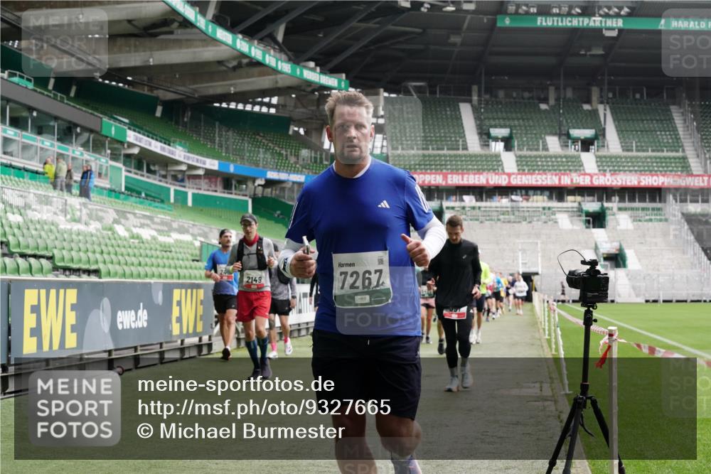 05.10.2025 - 20. swb-Marathon Bremen Michael Burmester http://msf.ph/oto/9327665 05.10.2025 12:56:11 Laufen im Stadion 78, 240, 325, 760, 830, 901, 984, 989, 1261, 1380, 1490, 1531, 1679, 1774, 1825, 1931, 2134, 2149, 2162, 2263, 2438, 2459, 2490, 2605, 2634, 2884, 2942, 3074, 3161, 3392, 3515, 3519, 3612, 3749, 3944, 3980, 4052, 4079, 4101, 4116, 4149, 4195, 4288, 4432, 4456, 4485, 4796, 4853, 5093, 5152, 5289, 5370, 5469, 5484, 5490, 5615, 5691, 5719, 6048, 6070, 6176, 6276, 6375, 6441, 6515, 6570, 6615, 6689, 6744, 6797, 6820, 6864, 6937, 7000, 7292, 7431, 7920, 8060, 8144, 8222, 6527 meine-sportfotos.de