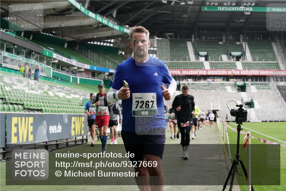 05.10.2025 - 20. swb-Marathon Bremen Michael Burmester http://msf.ph/oto/9327669 05.10.2025 12:56:11 Laufen im Stadion 78, 240, 325, 760, 830, 901, 984, 989, 1261, 1380, 1490, 1531, 1679, 1774, 1825, 1931, 2134, 2149, 2162, 2263, 2438, 2459, 2490, 2605, 2634, 2884, 2942, 3074, 3161, 3392, 3515, 3519, 3612, 3749, 3944, 3980, 4052, 4079, 4101, 4116, 4149, 4195, 4288, 4432, 4456, 4485, 4796, 4853, 5093, 5152, 5289, 5370, 5469, 5484, 5490, 5615, 5691, 5719, 6048, 6070, 6176, 6276, 6375, 6441, 6515, 6570, 6615, 6689, 6744, 6797, 6820, 6864, 6937, 7000, 7292, 7431, 7920, 8060, 8144, 8222, 6527 meine-sportfotos.de