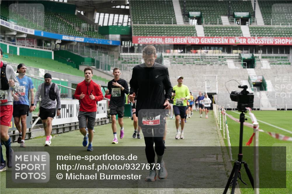 05.10.2025 - 20. swb-Marathon Bremen Michael Burmester http://msf.ph/oto/9327673 05.10.2025 12:56:13 Laufen im Stadion 78, 240, 325, 591, 760, 830, 901, 984, 989, 1261, 1380, 1490, 1679, 1774, 1825, 1931, 2134, 2149, 2162, 2263, 2438, 2459, 2490, 2634, 2884, 2942, 3074, 3161, 3392, 3515, 3519, 3606, 3612, 3749, 3980, 4052, 4079, 4101, 4116, 4149, 4195, 4288, 4432, 4456, 4485, 4796, 4853, 5093, 5152, 5289, 5370, 5419, 5469, 5484, 5490, 5615, 5691, 5719, 6048, 6070, 6176, 6276, 6375, 6441, 6515, 6570, 6615, 6689, 6744, 6797, 6820, 6864, 6937, 7000, 7292, 7320, 7431, 7783, 7920, 8060, 8144, 8222 meine-sportfotos.de