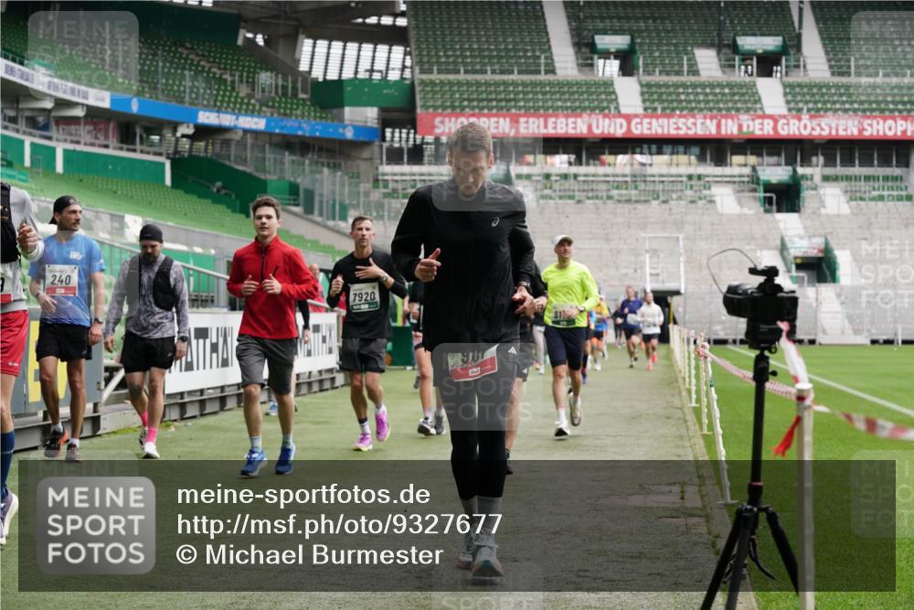 05.10.2025 - 20. swb-Marathon Bremen Michael Burmester http://msf.ph/oto/9327677 05.10.2025 12:56:13 Laufen im Stadion 78, 240, 325, 591, 760, 830, 901, 984, 989, 1261, 1380, 1490, 1679, 1774, 1825, 1931, 2134, 2149, 2162, 2263, 2438, 2459, 2490, 2634, 2884, 2942, 3074, 3161, 3392, 3515, 3519, 3606, 3612, 3749, 3980, 4052, 4079, 4101, 4116, 4149, 4195, 4288, 4432, 4456, 4485, 4796, 4853, 5093, 5152, 5289, 5370, 5419, 5469, 5484, 5490, 5615, 5691, 5719, 6048, 6070, 6176, 6276, 6375, 6441, 6515, 6570, 6615, 6689, 6744, 6797, 6820, 6864, 6937, 7000, 7292, 7320, 7431, 7783, 7920, 8060, 8144, 8222 meine-sportfotos.de