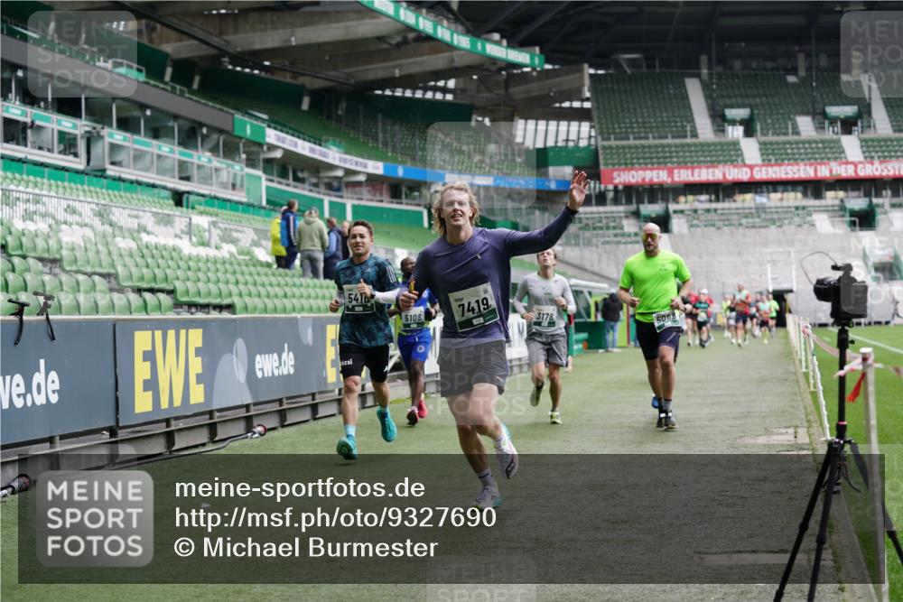 05.10.2025 - 20. swb-Marathon Bremen Michael Burmester http://msf.ph/oto/9327690 05.10.2025 12:51:50 Laufen im Stadion 503, 750, 754, 914, 1029, 1064, 1120, 1314, 1499, 1550, 1577, 1701, 1748, 1911, 1926, 2279, 2283, 2350, 2447, 2493, 2526, 3178, 4104, 4260, 4652, 4654, 4687, 4781, 5068, 5108, 5416, 5847, 5910, 6066, 6210, 6367, 6773, 6775, 7031, 7293, 7313, 7419, 7713, 7723, 8066, 8534, 8558, 8682, 8740, 8780, 334, 601, 1037, 1689, 1909, 2059, 3267, 3419, 3608, 3661, 4032, 4104, 5551, 5817, 5838, 6401, 6477, 8083, 8995 meine-sportfotos.de