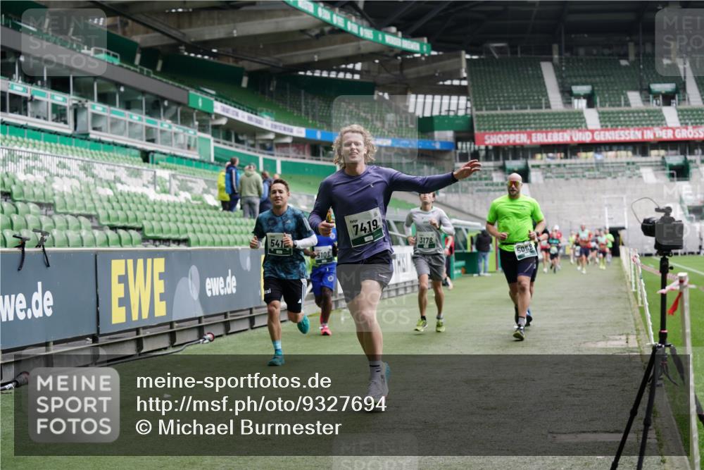 05.10.2025 - 20. swb-Marathon Bremen Michael Burmester http://msf.ph/oto/9327694 05.10.2025 12:51:50 Laufen im Stadion 503, 750, 754, 914, 1029, 1064, 1120, 1314, 1499, 1550, 1577, 1701, 1748, 1911, 1926, 2279, 2283, 2350, 2447, 2493, 2526, 3178, 4104, 4260, 4652, 4654, 4687, 4781, 5068, 5108, 5416, 5847, 5910, 6066, 6210, 6367, 6773, 6775, 7031, 7293, 7313, 7419, 7713, 7723, 8066, 8534, 8558, 8682, 8740, 8780, 334, 601, 1037, 1689, 1909, 2059, 3267, 3419, 3608, 3661, 4032, 4104, 5551, 5817, 5838, 6401, 6477, 8083, 8995 meine-sportfotos.de
