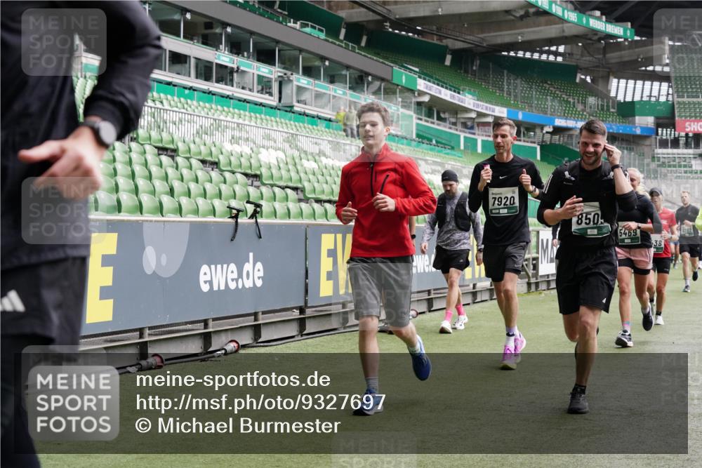 05.10.2025 - 20. swb-Marathon Bremen Michael Burmester http://msf.ph/oto/9327697 05.10.2025 12:56:16 Laufen im Stadion 78, 240, 325, 591, 830, 901, 984, 989, 1261, 1380, 1490, 1679, 1774, 1825, 1931, 2134, 2149, 2162, 2263, 2438, 2459, 2490, 2571, 2634, 2942, 3074, 3161, 3392, 3515, 3519, 3606, 3612, 3749, 3980, 4052, 4079, 4101, 4116, 4149, 4195, 4288, 4432, 4456, 4485, 4796, 5255, 5289, 5370, 5419, 5469, 5490, 5615, 5691, 5719, 6048, 6070, 6176, 6375, 6441, 6515, 6570, 6615, 6689, 6744, 6797, 6820, 6864, 6937, 7000, 7292, 7320, 7431, 7783, 7920, 8060, 8144, 8222, 78, 2162, 2884 meine-sportfotos.de