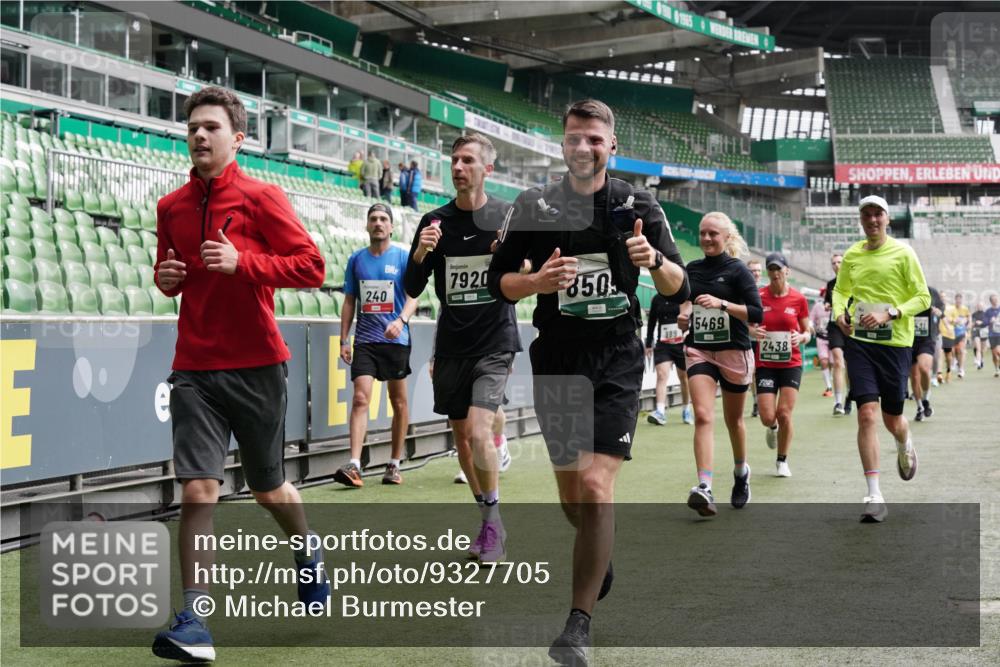 05.10.2025 - 20. swb-Marathon Bremen Michael Burmester http://msf.ph/oto/9327705 05.10.2025 12:56:16 Laufen im Stadion 78, 240, 325, 591, 830, 901, 984, 989, 1261, 1380, 1490, 1679, 1774, 1825, 1931, 2134, 2149, 2162, 2263, 2438, 2459, 2490, 2571, 2634, 2942, 3074, 3161, 3392, 3515, 3519, 3606, 3612, 3749, 3980, 4052, 4079, 4101, 4116, 4149, 4195, 4288, 4432, 4456, 4485, 4796, 5255, 5289, 5370, 5419, 5469, 5490, 5615, 5691, 5719, 6048, 6070, 6176, 6375, 6441, 6515, 6570, 6615, 6689, 6744, 6797, 6820, 6864, 6937, 7000, 7292, 7320, 7431, 7783, 7920, 8060, 8144, 8222, 78, 2162, 2884 meine-sportfotos.de