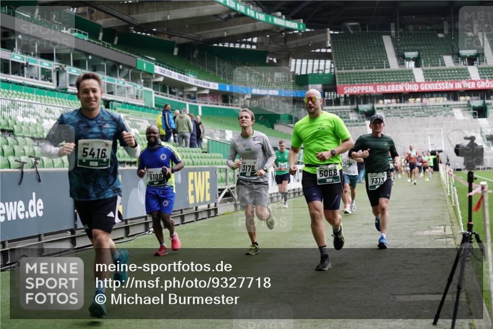 05.10.2025 - 20. swb-Marathon Bremen Michael Burmester http://msf.ph/oto/9327718 05.10.2025 12:51:52 Laufen im Stadion 750, 754, 914, 1029, 1064, 1120, 1314, 1499, 1550, 1577, 1701, 1748, 1911, 1926, 2279, 2283, 2350, 2447, 2493, 2526, 3178, 3626, 4260, 4652, 4654, 4687, 4781, 5068, 5108, 5416, 5847, 5910, 6066, 6210, 6367, 6773, 6775, 7031, 7293, 7313, 7419, 7713, 7723, 8066, 8534, 8558, 8682, 8740, 8780, 334, 503, 601, 1037, 1689, 1909, 2059, 3267, 3419, 3608, 3661, 4032, 4104, 5551, 5817, 5838, 6401, 6477, 8083 meine-sportfotos.de