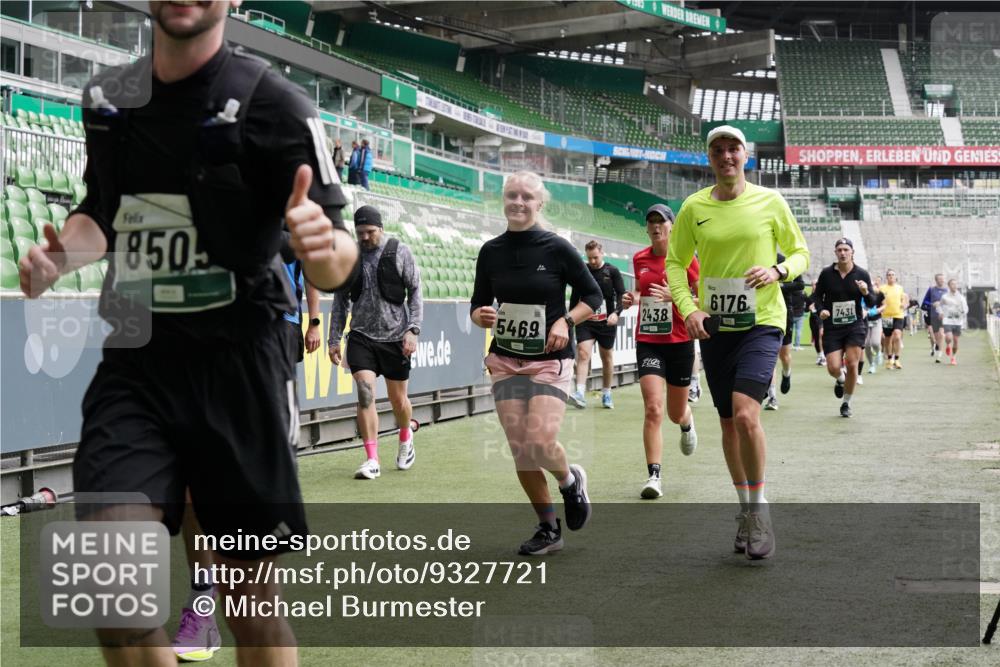 05.10.2025 - 20. swb-Marathon Bremen Michael Burmester http://msf.ph/oto/9327721 05.10.2025 12:56:17 Laufen im Stadion 240, 325, 591, 830, 901, 984, 989, 1261, 1380, 1490, 1679, 1774, 1825, 1931, 2134, 2149, 2263, 2438, 2459, 2490, 2571, 2634, 2942, 3074, 3161, 3392, 3515, 3519, 3606, 3612, 3749, 3980, 4052, 4079, 4101, 4116, 4149, 4195, 4288, 4432, 4456, 4485, 4796, 5255, 5289, 5370, 5419, 5469, 5490, 5615, 5691, 5719, 6048, 6070, 6176, 6375, 6441, 6515, 6570, 6615, 6689, 6744, 6797, 6820, 6864, 6937, 7000, 7292, 7320, 7431, 7783, 7920, 8060, 8144, 8222, 78, 2162, 2884, 3515 meine-sportfotos.de