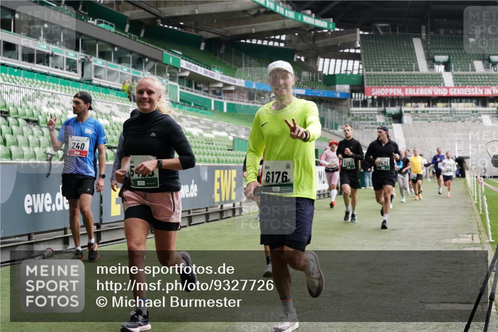 05.10.2025 - 20. swb-Marathon Bremen Michael Burmester http://msf.ph/oto/9327726 05.10.2025 12:56:18 Laufen im Stadion 240, 325, 591, 830, 901, 984, 989, 1261, 1380, 1490, 1679, 1774, 1825, 1931, 2134, 2149, 2263, 2438, 2459, 2490, 2571, 2634, 2942, 3074, 3161, 3392, 3606, 3612, 3749, 3980, 4052, 4079, 4101, 4116, 4149, 4195, 4288, 4432, 4456, 4485, 4796, 5246, 5255, 5289, 5370, 5419, 5469, 5490, 5615, 5691, 5719, 6048, 6070, 6176, 6375, 6441, 6451, 6515, 6570, 6615, 6689, 6744, 6797, 6820, 6864, 6926, 6937, 7000, 7292, 7320, 7431, 7783, 7920, 8060, 8144, 8222, 78, 2162, 2884, 3074, 3515 meine-sportfotos.de