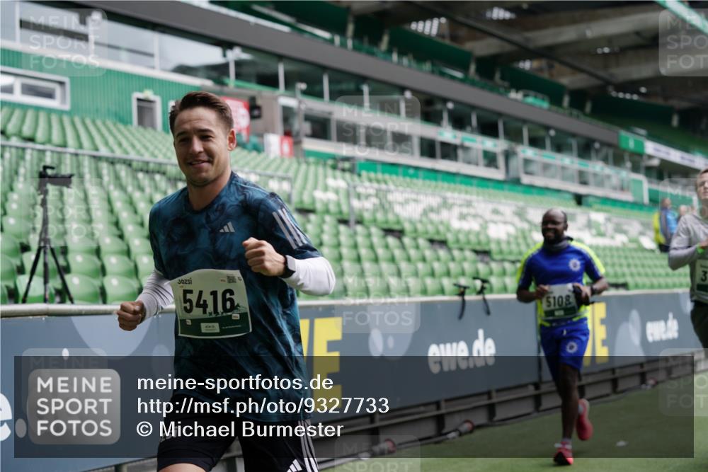 05.10.2025 - 20. swb-Marathon Bremen Michael Burmester http://msf.ph/oto/9327733 05.10.2025 12:51:53 Laufen im Stadion 750, 754, 914, 1029, 1064, 1120, 1314, 1499, 1550, 1577, 1701, 1748, 1911, 1926, 2279, 2283, 2350, 2447, 2493, 2526, 3041, 3178, 3626, 4260, 4652, 4654, 4687, 4781, 5068, 5108, 5416, 5847, 5910, 6066, 6210, 6367, 6773, 6775, 7012, 7031, 7293, 7313, 7419, 7713, 7723, 8066, 8534, 8558, 8682, 8740, 8780, 334, 503, 601, 1037, 1689, 1909, 3267, 3419, 3608, 3661, 4032, 4104, 5551, 5817, 5838, 6401, 6477, 8083 meine-sportfotos.de