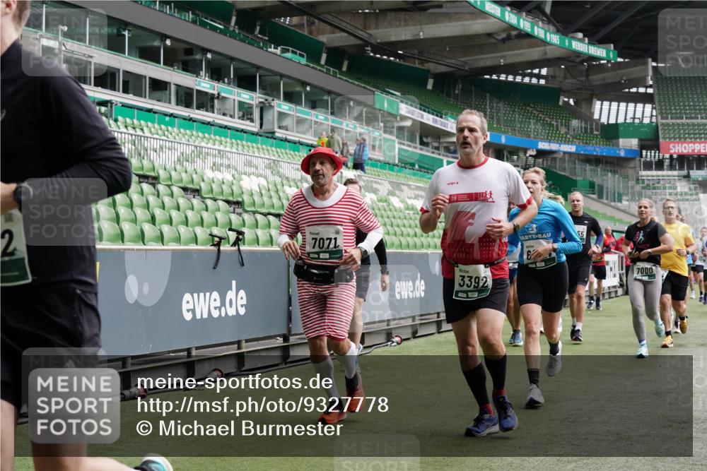 05.10.2025 - 20. swb-Marathon Bremen Michael Burmester http://msf.ph/oto/9327778 05.10.2025 12:56:23 Laufen im Stadion 325, 591, 830, 901, 984, 989, 1161, 1261, 1380, 1679, 1774, 1825, 1931, 2134, 2149, 2263, 2438, 2490, 2571, 2634, 2942, 3161, 3392, 3606, 3749, 3980, 4052, 4101, 4149, 4288, 4432, 4485, 5246, 5255, 5370, 5419, 5469, 5490, 5615, 5719, 6070, 6176, 6375, 6441, 6451, 6515, 6615, 6689, 6744, 6797, 6864, 6926, 7000, 7283, 7292, 7320, 7431, 7783, 7920, 8060, 8144, 8222, 78, 240, 1490, 2162, 2459, 2884, 3074, 3515, 3612, 4079, 4116, 4195, 4456, 5691 meine-sportfotos.de