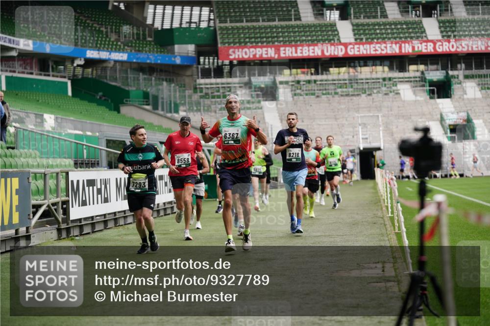 05.10.2025 - 20. swb-Marathon Bremen Michael Burmester http://msf.ph/oto/9327789 05.10.2025 12:52:00 Laufen im Stadion 750, 754, 914, 1029, 1064, 1120, 1314, 1550, 1552, 1701, 1748, 1911, 1926, 2279, 2283, 2350, 2447, 2526, 2595, 3033, 3041, 3178, 3626, 4260, 4652, 4687, 4781, 5068, 5108, 5416, 5459, 5675, 5847, 5910, 6367, 6773, 7012, 7031, 7293, 7313, 7419, 7713, 7723, 8066, 8218, 8534, 8558, 8682, 8701, 8740, 8780, 9115, 503, 601, 1037, 1499, 1577, 1689, 1909, 2493, 3267, 3419, 3608, 3661, 4032, 4104, 4654, 5551, 5838, 6066, 6210, 6401, 6477, 6775, 7723, 8083 meine-sportfotos.de