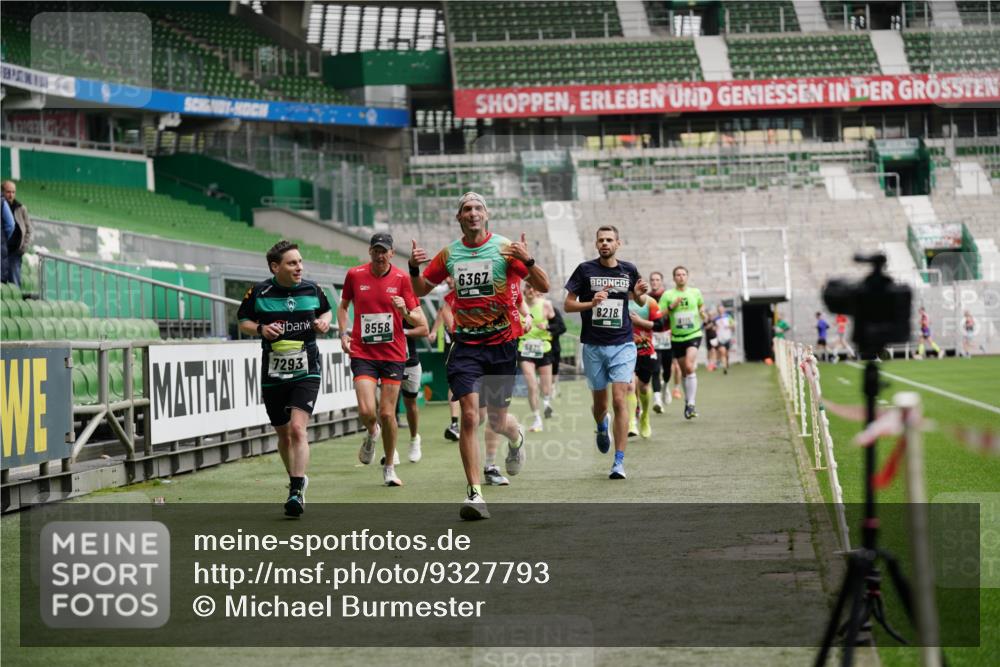 05.10.2025 - 20. swb-Marathon Bremen Michael Burmester http://msf.ph/oto/9327793 05.10.2025 12:52:00 Laufen im Stadion 750, 754, 914, 1029, 1064, 1120, 1314, 1550, 1552, 1701, 1748, 1911, 1926, 2279, 2283, 2350, 2447, 2526, 2595, 3033, 3041, 3178, 3626, 4260, 4652, 4687, 4781, 5068, 5108, 5416, 5459, 5675, 5847, 5910, 6367, 6773, 7012, 7031, 7293, 7313, 7419, 7713, 7723, 8066, 8218, 8534, 8558, 8682, 8701, 8740, 8780, 9115, 503, 601, 1037, 1499, 1577, 1689, 1909, 2493, 3267, 3419, 3608, 3661, 4032, 4104, 4654, 5551, 5838, 6066, 6210, 6401, 6477, 6775, 7723, 8083 meine-sportfotos.de