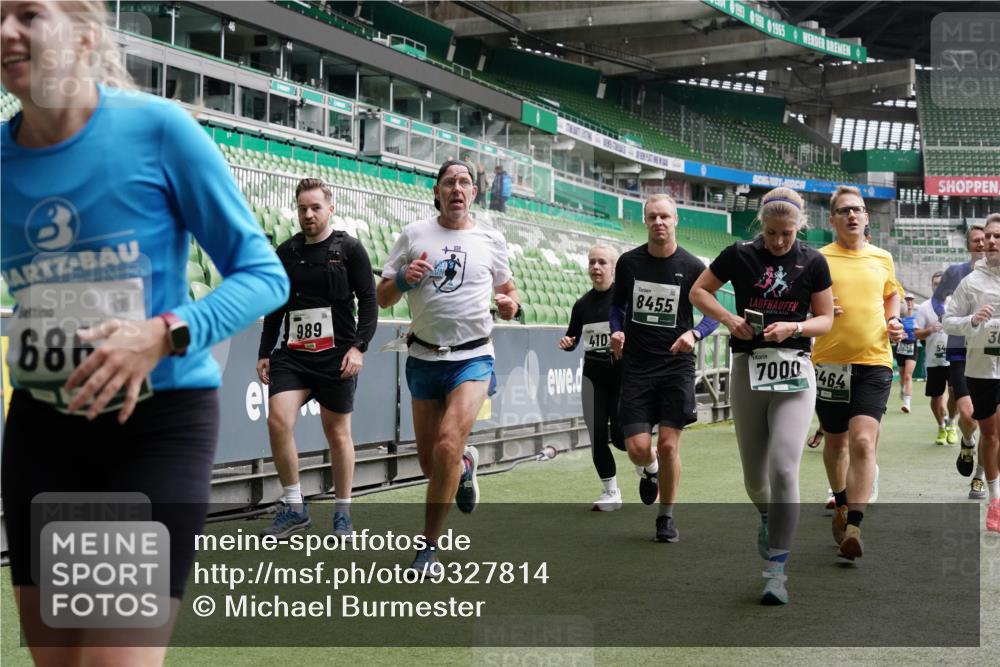 05.10.2025 - 20. swb-Marathon Bremen Michael Burmester http://msf.ph/oto/9327814 05.10.2025 12:56:25 Laufen im Stadion 325, 591, 830, 901, 984, 989, 1161, 1261, 1380, 1679, 1774, 1825, 1931, 2134, 2149, 2263, 2438, 2490, 2571, 2634, 2942, 3161, 3392, 3606, 3749, 3980, 4052, 4101, 4149, 4288, 4432, 4485, 5246, 5255, 5370, 5419, 5469, 5490, 5615, 5719, 6070, 6176, 6375, 6441, 6451, 6515, 6689, 6744, 6797, 6864, 6926, 7000, 7283, 7292, 7320, 7431, 7490, 7783, 7920, 8060, 8144, 8222, 9054, 78, 240, 1261, 1490, 2162, 2459, 2884, 3074, 3515, 3612, 4079, 4116, 4195, 4456, 5691, 5719 meine-sportfotos.de