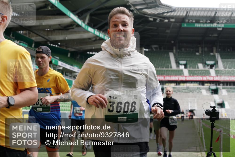 05.10.2025 - 20. swb-Marathon Bremen Michael Burmester http://msf.ph/oto/9327846 05.10.2025 12:56:28 Laufen im Stadion 325, 591, 830, 901, 984, 989, 1161, 1380, 1679, 1931, 2134, 2149, 2263, 2438, 2490, 2571, 2634, 3161, 3392, 3606, 3749, 3980, 4052, 4101, 4149, 4288, 4432, 4485, 5246, 5255, 5370, 5419, 5469, 5490, 6070, 6176, 6375, 6441, 6451, 6689, 6797, 6864, 6926, 7000, 7283, 7292, 7320, 7431, 7490, 7783, 7920, 8060, 8144, 8222, 8564, 9054, 78, 240, 1261, 1490, 1774, 1825, 2162, 2459, 2884, 2942, 3074, 3515, 3612, 4079, 4116, 4195, 4456, 5615, 5691, 5719, 6515 meine-sportfotos.de