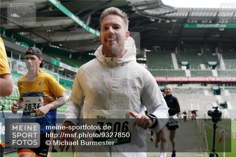05.10.2025 - 20. swb-Marathon Bremen Michael Burmester http://msf.ph/oto/9327850 05.10.2025 12:56:28 Laufen im Stadion 325, 591, 830, 901, 984, 989, 1161, 1380, 1679, 1931, 2134, 2149, 2263, 2438, 2490, 2571, 2634, 3161, 3392, 3606, 3749, 3980, 4052, 4101, 4149, 4288, 4432, 4485, 5246, 5255, 5370, 5419, 5469, 5490, 6070, 6176, 6375, 6441, 6451, 6689, 6797, 6864, 6926, 7000, 7283, 7292, 7320, 7431, 7490, 7783, 7920, 8060, 8144, 8222, 8564, 9054, 78, 240, 1261, 1490, 1774, 1825, 2162, 2459, 2884, 2942, 3074, 3515, 3612, 4079, 4116, 4195, 4456, 5615, 5691, 5719, 6515 meine-sportfotos.de