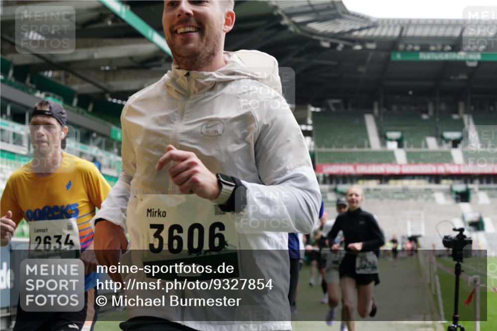 05.10.2025 - 20. swb-Marathon Bremen Michael Burmester http://msf.ph/oto/9327854 05.10.2025 12:56:28 Laufen im Stadion 325, 591, 830, 901, 984, 989, 1161, 1380, 1679, 1931, 2134, 2149, 2263, 2438, 2490, 2571, 2634, 3161, 3392, 3606, 3749, 3980, 4052, 4101, 4149, 4288, 4432, 4485, 5246, 5255, 5370, 5419, 5469, 5490, 6070, 6176, 6375, 6441, 6451, 6689, 6797, 6864, 6926, 7000, 7283, 7292, 7320, 7431, 7490, 7783, 7920, 8060, 8144, 8222, 8564, 9054, 78, 240, 1261, 1490, 1774, 1825, 2162, 2459, 2884, 2942, 3074, 3515, 3612, 4079, 4116, 4195, 4456, 5615, 5691, 5719, 6515 meine-sportfotos.de