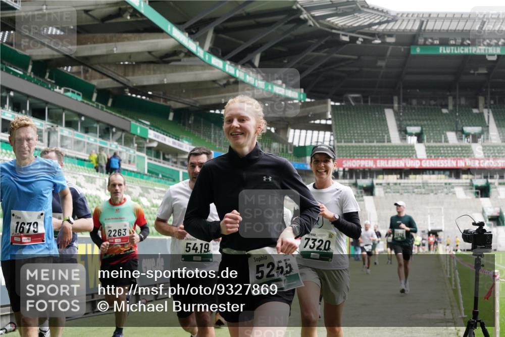 05.10.2025 - 20. swb-Marathon Bremen Michael Burmester http://msf.ph/oto/9327869 05.10.2025 12:56:29 Laufen im Stadion 325, 591, 830, 901, 984, 989, 1161, 1380, 1679, 1931, 2134, 2149, 2263, 2438, 2490, 2571, 2634, 3161, 3392, 3606, 3749, 3980, 4052, 4101, 4149, 4288, 4432, 4485, 5246, 5255, 5370, 5419, 5469, 5490, 6070, 6176, 6375, 6441, 6451, 6689, 6797, 6864, 6926, 7000, 7283, 7292, 7320, 7431, 7490, 7783, 7920, 8060, 8144, 8222, 8564, 9054, 78, 240, 1261, 1490, 1774, 1825, 2162, 2459, 2884, 2942, 3074, 3515, 3612, 4079, 4116, 4195, 4456, 5615, 5691, 5719, 6515 meine-sportfotos.de