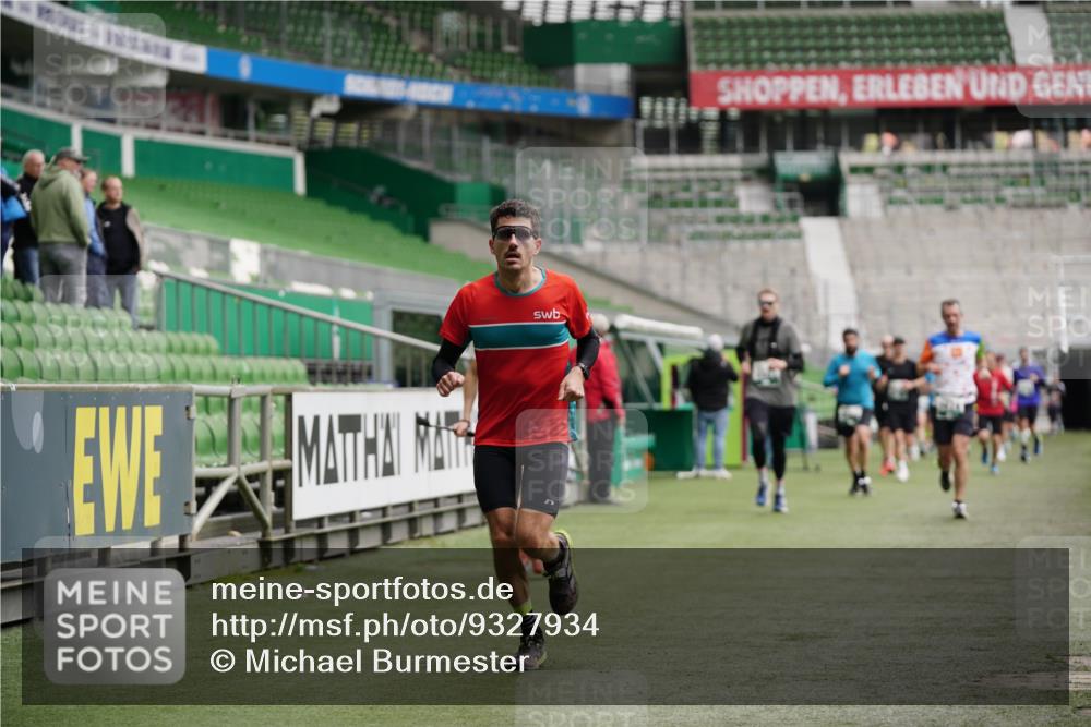 05.10.2025 - 20. swb-Marathon Bremen Michael Burmester http://msf.ph/oto/9327934 05.10.2025 12:52:15 Laufen im Stadion 615, 754, 914, 1029, 1120, 1298, 1550, 1552, 1926, 2283, 2447, 2595, 3033, 3041, 3178, 3626, 4362, 4652, 4781, 4914, 5068, 5108, 5416, 5459, 5561, 5675, 5847, 6367, 6630, 6773, 7012, 7031, 7293, 7313, 7419, 7634, 8218, 8534, 8558, 8580, 8701, 8740, 8921, 9115, 750, 1064, 1314, 1577, 1701, 1748, 1911, 2279, 2283, 2350, 2447, 2493, 2526, 4260, 4654, 4687, 5910, 6210, 6775, 7713, 7723, 8066, 8682, 8780 meine-sportfotos.de