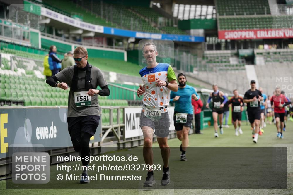 05.10.2025 - 20. swb-Marathon Bremen Michael Burmester http://msf.ph/oto/9327993 05.10.2025 12:52:22 Laufen im Stadion 615, 754, 793, 1029, 1298, 1550, 1552, 1926, 2595, 3033, 3041, 3178, 3626, 4362, 4652, 4781, 4805, 4914, 5068, 5108, 5416, 5447, 5459, 5561, 5675, 5847, 6367, 6630, 6677, 6773, 7012, 7031, 7277, 7293, 7313, 7416, 7419, 7634, 7773, 7975, 8218, 8349, 8534, 8558, 8580, 8701, 8921, 9115, 10338, 750, 914, 1064, 1120, 1314, 1748, 1911, 2279, 2283, 2350, 2447, 2526, 4260, 4652, 4687, 5910, 7713, 8066, 8682, 8740, 8780 meine-sportfotos.de