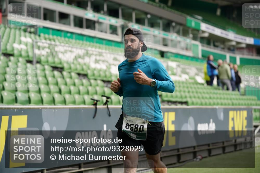 05.10.2025 - 20. swb-Marathon Bremen Michael Burmester http://msf.ph/oto/9328025 05.10.2025 12:52:26 Laufen im Stadion 550, 590, 615, 793, 1029, 1298, 1431, 1550, 1552, 2595, 3033, 3041, 3178, 3626, 4362, 4781, 4805, 4914, 4935, 5068, 5108, 5416, 5447, 5459, 5561, 5675, 6367, 6630, 6677, 7012, 7031, 7277, 7293, 7313, 7416, 7419, 7634, 7773, 7975, 8218, 8349, 8534, 8558, 8580, 8701, 8921, 9115, 10338, 754, 914, 1120, 1314, 1748, 1911, 1926, 2283, 2447, 4260, 4652, 4687, 5847, 5910, 6773, 7713, 8066, 8740, 8780 meine-sportfotos.de